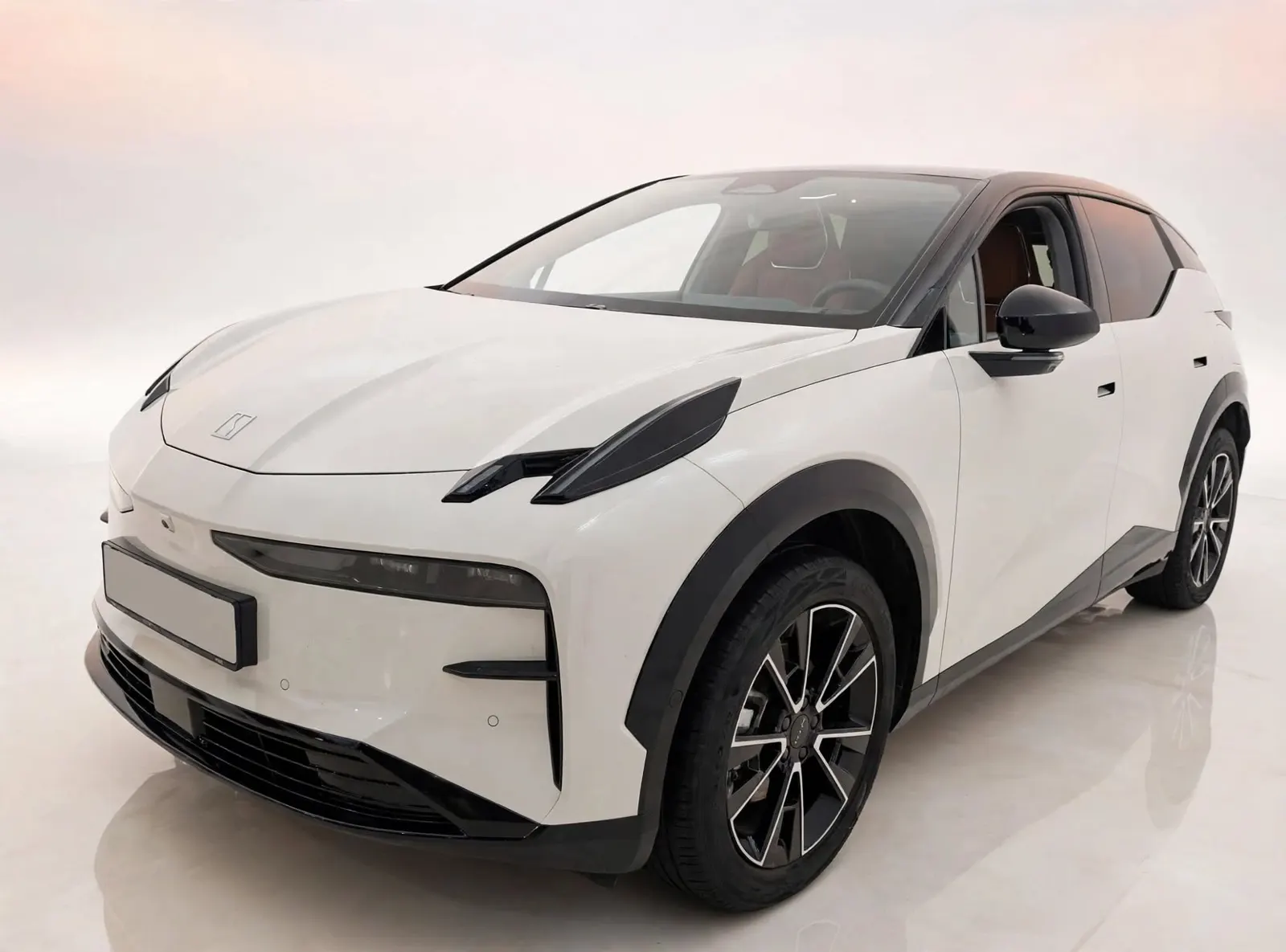 Witte Zeekr elektrische SUV met zwart dak, schuin van voren gezien